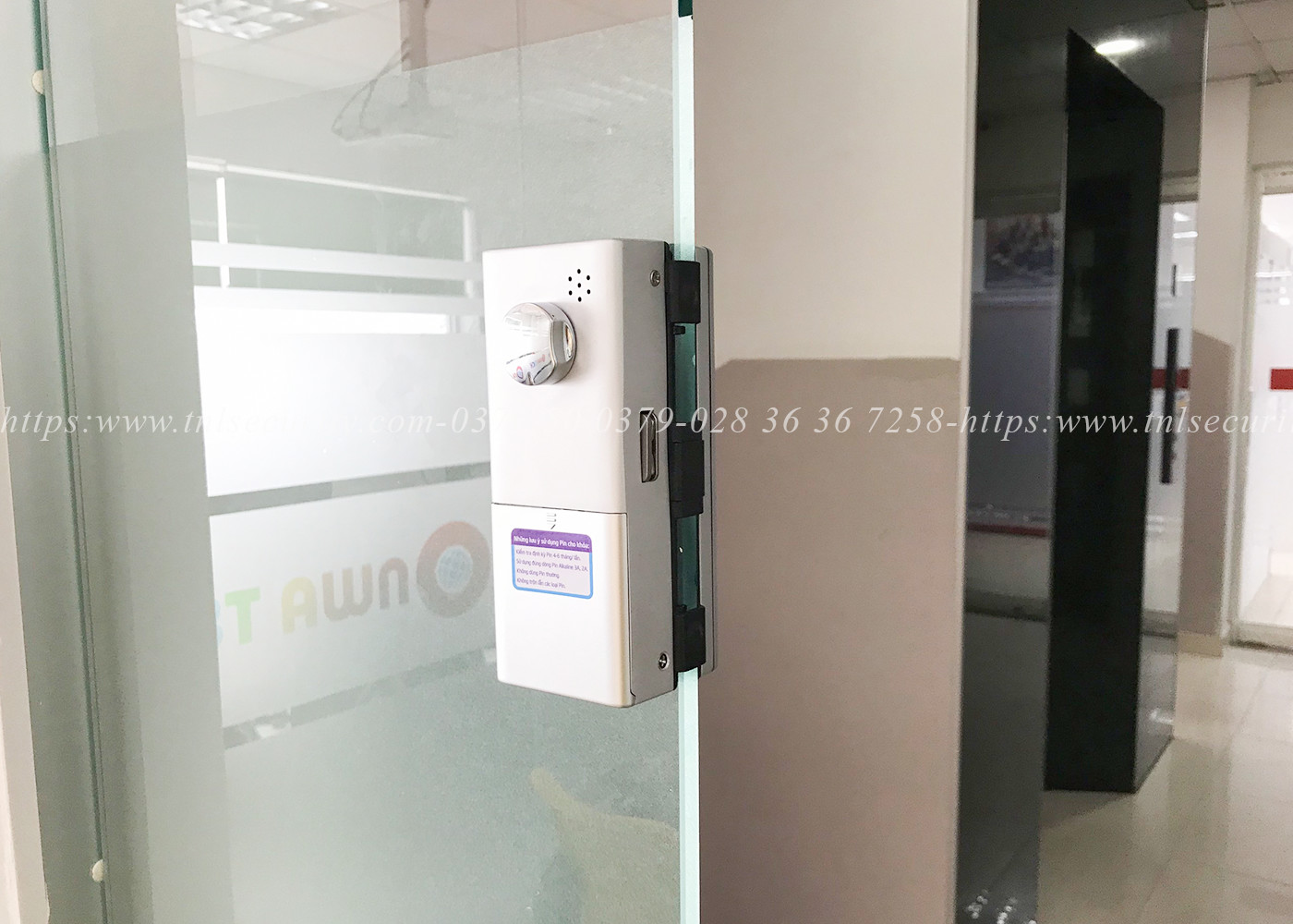 Lap-dat-khoa-pin-cua-kinh-su-dung-van-tay-cho-cong-ty-tai-quan-10